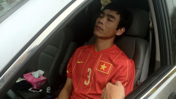 Huy Hoàng còn mặc chiếc áo số 3 của tuyển Việt Nam...